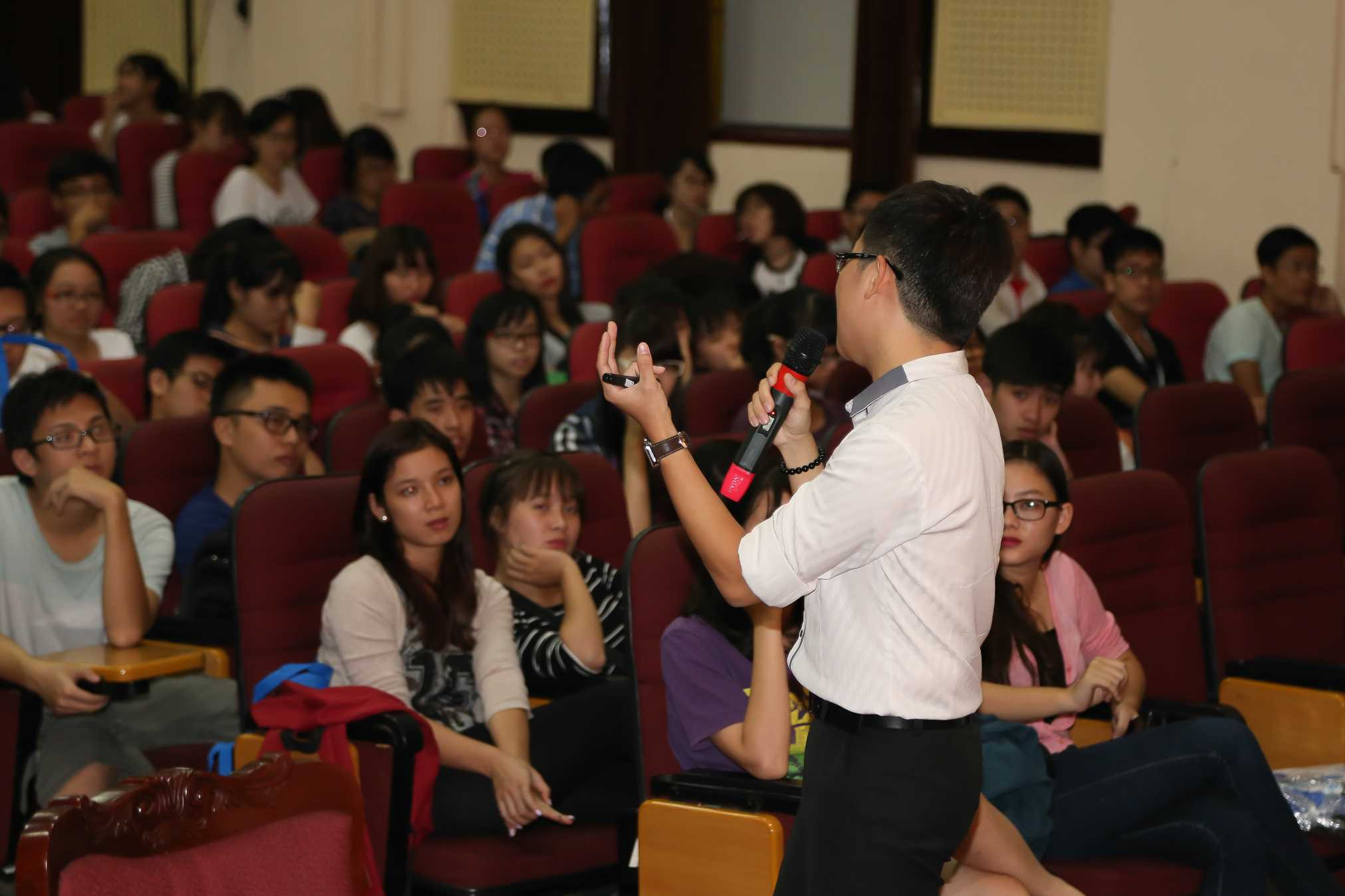 Diễn giả nổi tiếng dạy sinh viên cách vượt qua điểm yếu