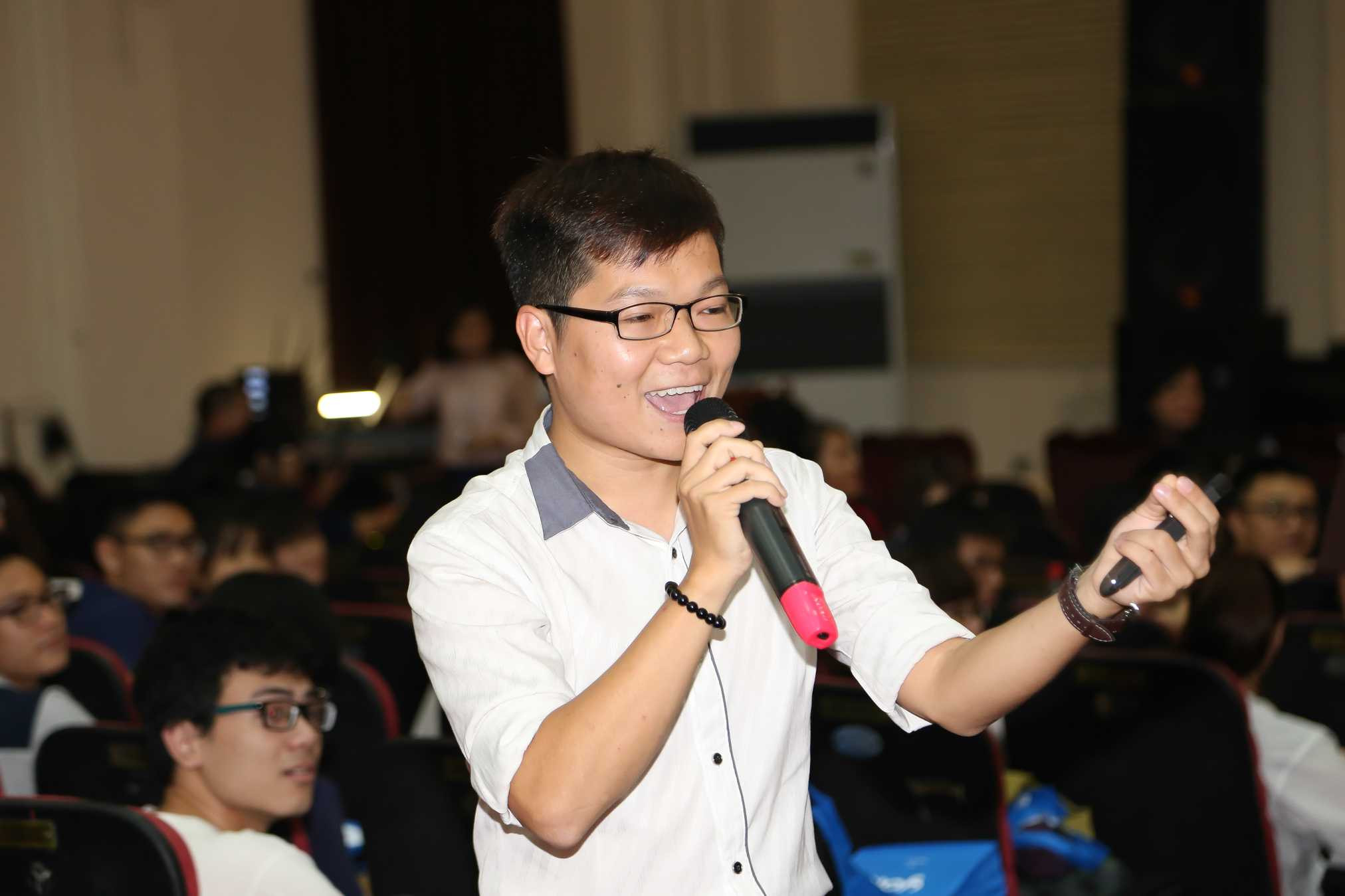 Diễn giả nổi tiếng dạy sinh viên cách vượt qua điểm yếu