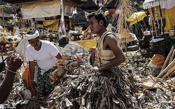 Sau khi thực hiện nghi thức cầu nguyện, họ cùng nhau nhảy múa và có những động tác tựa như loài gia cầm phong phú sống trên đảo, như mổ, rỉa mồi...
