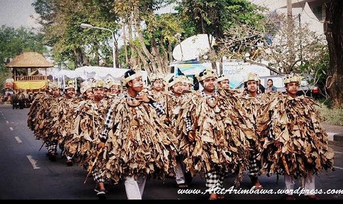 Trên tay họ luôn cầm sẵn một chiếc que dài nhằm xua đuổi đám thanh niên chạy theo cướp áo lá.