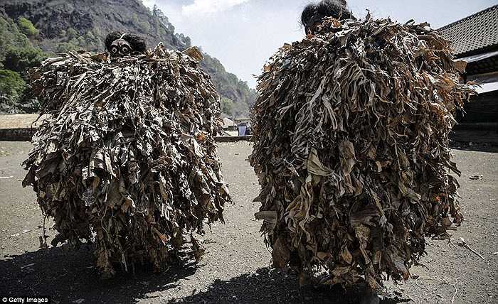 Sau nghi lễ, những thanh niên thực hiện nghi lễ sẽ trở về cửa ngôi đền của làng để nghỉ ngơi và được ban lộc.