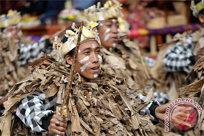 Lá chuối được coi như bùa hộ mệnh, sẽ mang lại may mắn, an lành nếu ai cướp được nó sau khi nghi lễ kết thúc.