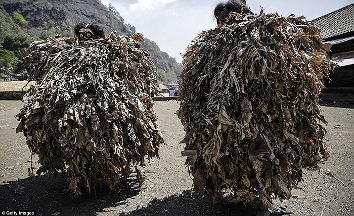 Họ sẽ được khám bệnh kỹ lưỡng và sống cách ly 45 ngày trước khi nghi lễ bắt đầu. Họ chỉ được phép ăn chay và ăn một số thực phẩm nhất định để thanh lọc cơ thể và giữ cho tâm hồn trong sáng.