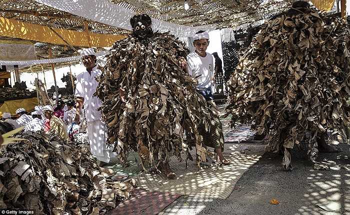 Có 21 mặt nạ được làm từ những vỏ dừa, đại diện cho nhà vua, hoàng hậu, anh trai hoàng hậu và các thành viên khác trong hoàng cung xưa.