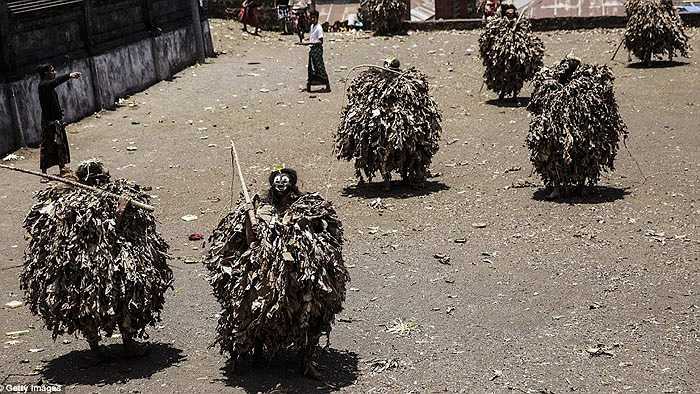 Mỗi thành viên được mặc 3 chiếc áo lá chuối trong suốt quá trình làm nghi lễ dài tới 3 ngày.