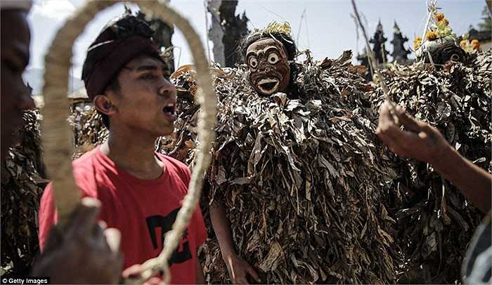 Họ đeo những chiếc mặt nạ và khoác trên mình bộ cánh lá chuối khô. Yêu cầu tạo hình cho nghi lễ phải giống như sư tử, một linh vật trong thần thoại của một số vùng trên quốc gia này.
