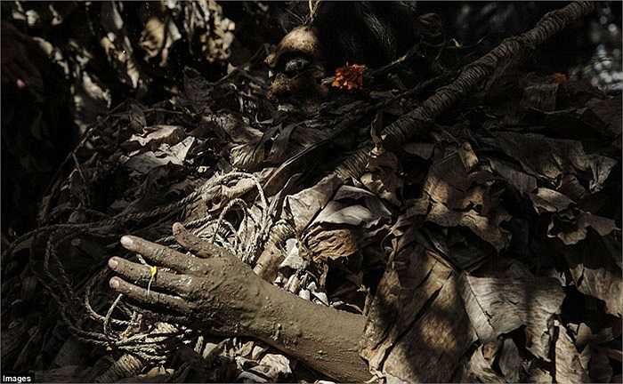 Nghi lễ được diễn ra tại khu đền thờ linh thiêng Pancering Jagat của làng. Những thanh niên được may mắn tuyển chọn sẽ phải đeo mặt nạ và khoác áo bằng lá chuối suốt nghi lễ. 