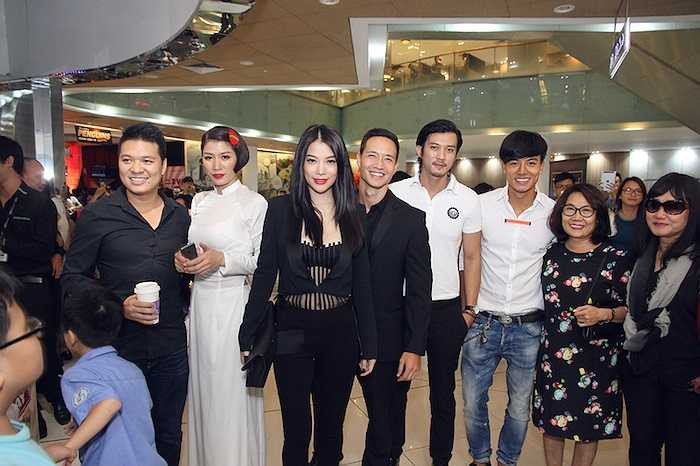 Tối qua (31/10), Trương Ngọc Ánh đã dùng dàn diễn viên của 'Hương Ga' tham gia cine-tour tại một rạp chiếu phim nhằm quảng bá cho bộ phim mới này.