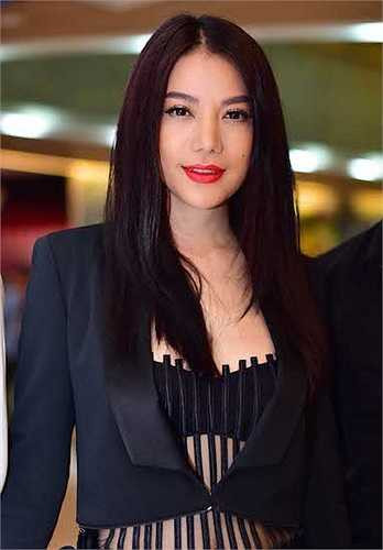 Nữ diễn viên diện một thiết kế khá táo bạo, kết hợp với vest đen vô cùng bí ẩn.