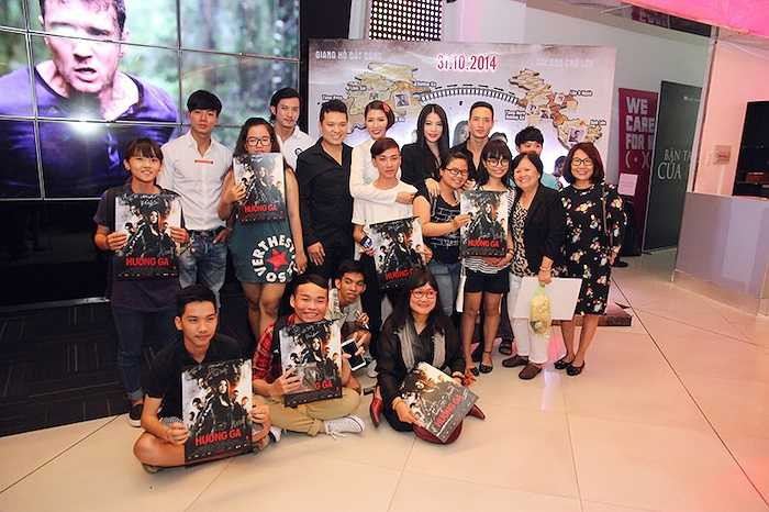 Trong ngày đầu tiên công chiếu, 31/10, đã có hiện tượng 'cháy vé' tại các rạp. Doanh thu ngày đầu tiên vượt dự kiến của nhà phát hành. 