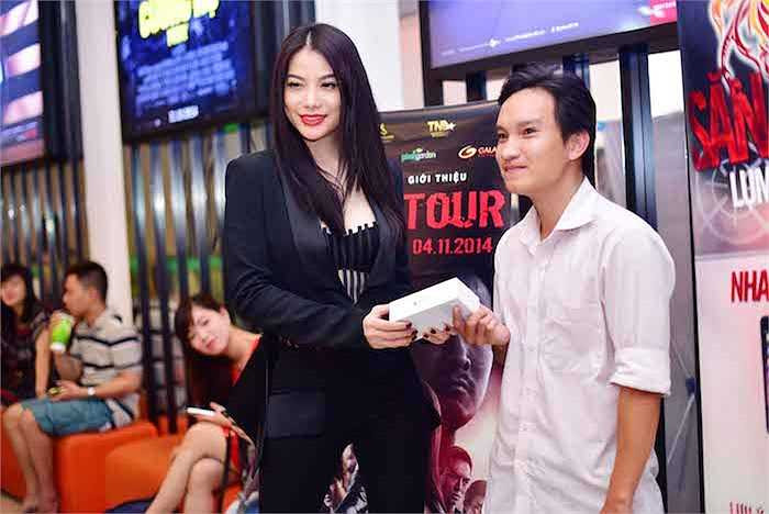Trương Ngọc Ánh thay mặt đoàn làm phim tặng Iphone 6 cho khán giả trúng giải.