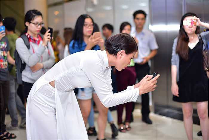 Cô cùng rất nhiều các fan của 'Hương Ga' tham gia chơi trò chơi 'Săn bà trùm' được tổ chức để 'rinh' giải thưởng Iphone 6.