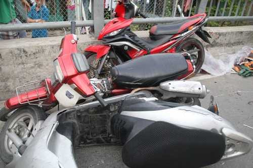 Xe tải kéo lê 3 xe máy, một người bị cán nát chân