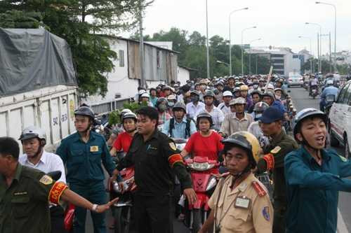 Xe tải kéo lê 3 xe máy, một người bị cán nát chân