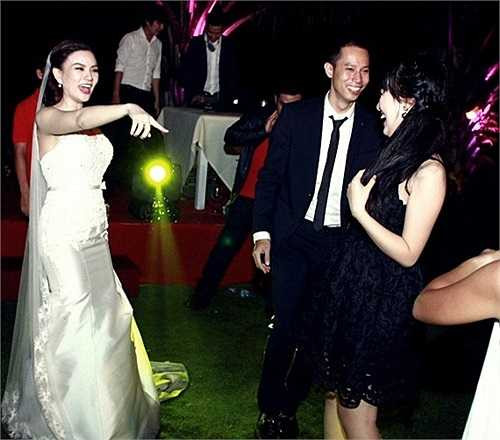 Đặc biệt, chú rể còn kì công thực hiện một clip tập hợp tất cả những hình ảnh mà anh cùng Thu Thủy đi du lịch từ lúc quen nhau đến nay.