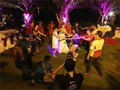 Cô dâu, chú rể lẫn các khách mời nhảy múa cùng nhau đến tận khuya.