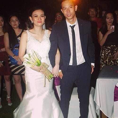 Thu Thủy rơm rớm nước mắt vì hạnh phúc.