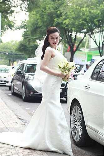 Thu Thủy rạng ngời trong ngày lễ trọng đại nhất của người con gái.