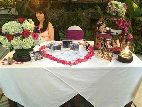 Không gian bao trùm đám cưới có hai màu chủ đạo là trắng và tím