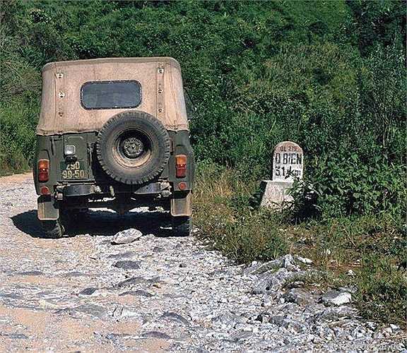 Năm 1992, huyện lỵ Điện Biên Phủ mới chính thức trở thành thị xã, trung tâm của tỉnh Lai Châu. Khi nhà nhiếp ảnh người Đức đến đây vào tháng 9/1992, đường sá vẫn rải đá cấp phối một số đoạn, còn lại toàn thị xã vẫn là đường đất.