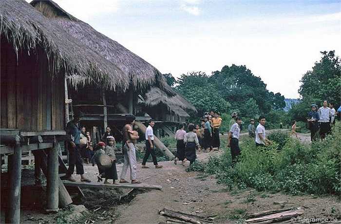 Nhà nhiếp ảnh người Đức cũng tới một vài bản người Thái ở gần thị xã Điện Biên.