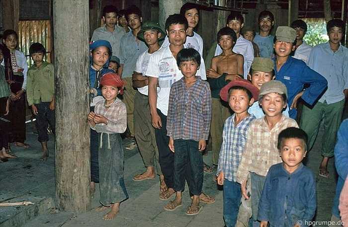 Người dân tộc ở đây sống trong những ngôi nhà sàn bằng gỗ. Họ tụ tập rất đông khi Reisen và những người cùng đoàn ghé vào.