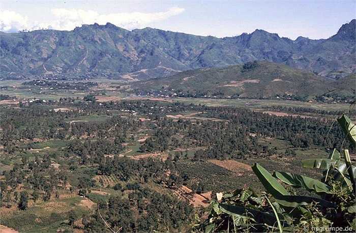 Một góc thung lũng lòng chảo Điện Biên từ góc nhìn của nhà nhiếp ảnh thật đẹp, dù rằng để đến được đây, ông phải đi mất gần một ngày đường bằng xe ô tô.