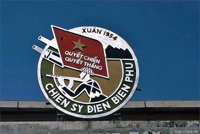 Nơi có tấm phù điêu này năm 1992 là 'Nhà trưng bày chiến thắng lịch sử Điện Biên Phủ', nay được xây dựng lại hoành tráng hơn rất nhiều và đổi tên thành 'Bảo tàng chiến thắng Điện Biên Phủ'