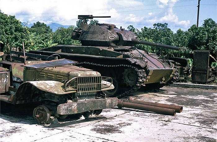 Dàn xe tăng, thiết giáp, súng cối của quân viễn chinh Pháp trong cuộc chiến 1954 vẫn được lưu giữ làm chứng tích.