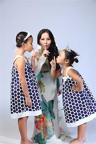 Chỉ khi bước lên sân khấu biểu diễn thì Cẩm Ly mới trang điểm, còn ngày thường mỗi khi ra đường Cẩm Ly thường không son phấn.