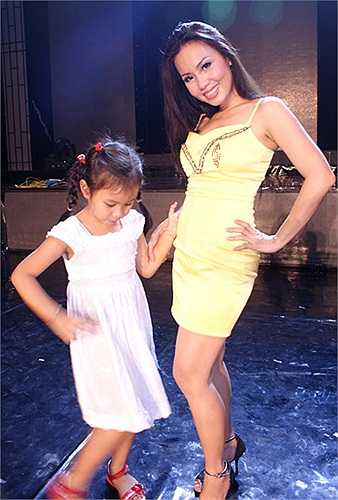 Cô chia sẻ: 'Ly cảm thấy trang điểm nhiều không được thoải mái, vì da mỏng, nhạy cảm nên Ly ít xài mỹ phẩm'