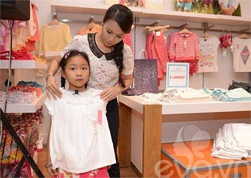 Mặc dù là một ca sỹ sống trong làng giải trí đầy tính thương mại, phức tạp nhưng Cẩm Ly là một trong số ít những ca sỹ không bị tai tiếng, scandal bởi tính cách hiền lành, dễ mến, sống khép kín, đi lên bằng cố gắng, nỗ lực của chính mình