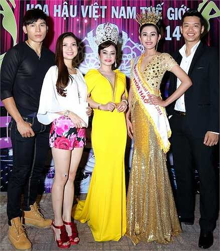 Một số nghệ sỹ và người mẫu đến chung vui với các hoa hậu.
