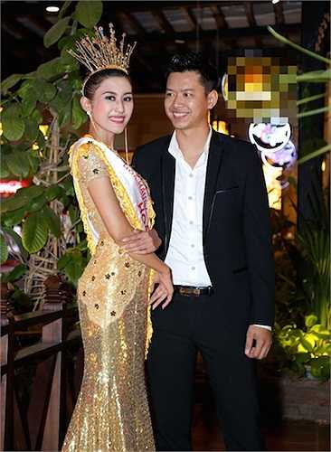 Nam siêu mẫu điển trai cho biết, anh rất yêu thích vẻ đẹp khỏe khoắn, trông rất cá tính và 'lai Philippines' của Hoa hậu Việt Nam Thế giới. 