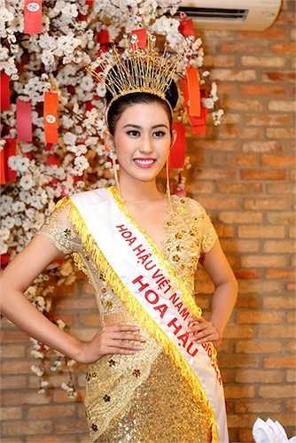 Cô sinh ngày 9/6/1992, cao 1m73, nặng 51g, số đo 3 vòng 85-60-92. Trước khi đến với cuộc thi Hoa hậu Việt Nam Thế giới 2014, Trúc Linh từng đoạt giải Hoa khôi Sóc Trăng (trước đây có tên gọi là Hoa hậu Nam Mê Kông). 