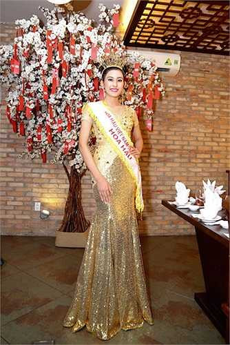 Hoa hậu Việt Nam Thế giới sinh ra trong một gia đình có 4 anh chị em, cô là con thứ ba. Gia đình cô làm nông tại huyện Mỹ Xuyên, tỉnh Sóc Trăng, không có ai làm nghệ thuật và tham gia showbiz. 