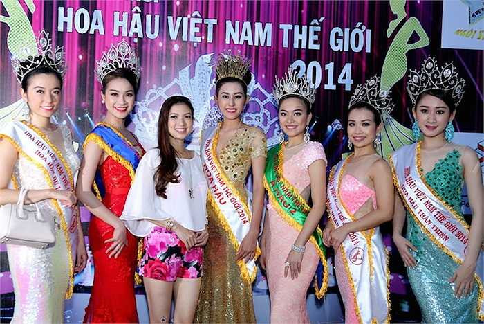 Có mặt tại sự kiện, ca sỹ Phạm Thanh Thảo cũng hết lời khen ngợi vẻ đẹp của Hoa hậu Trúc Linh. Mặc dù chân ngắn, nhưng nữ ca sỹ vẫn tự tin đọ dáng, khoe vẻ đẹp rạng ngời bên đàn em vừa đăng quang.