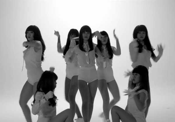 Fan HyunA phát cáu vì Bảo Thy (trái) bắt chước Bubble Pop.