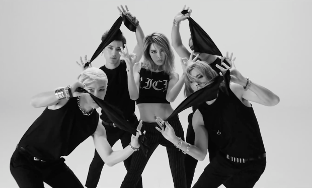 Lắng nghe tim em (ảnh trên) tương đồng với It's Me (ảnh dưới) từ động tác múa tay, góc quay, cho đến backdrop.