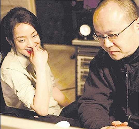 Mối tình của Châu Tấn với Đậu Bằng - em họ Đậu Duy, chồng cũ Vương Phi - bắt đầu từ năm 1993, kéo dài 5 năm thì kết thúc vì sự nghiệp âm nhạc của chàng không như ý, trong khi tên tuổi nàng lại đình đám. Đậu Bằng muốn có một người vợ chăm lo chuyện bếp núc, còn Châu Tấn lại đặt mục tiêu cao hơn trên đường nghệ thuật nên chia tay là quyết định sáng suốt nhất. 