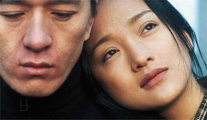 Giả Hoành Thanh và Châu Tấn 'phim giả tình thật' khi đóng bộ phim Sông Tô Châu (1998). Tuy nhiên mối tình này rất ngắn vì khi tham gia bộ phim Năm ấy hoa nở (1999), trái tim mong manh của Châu Tấn đã nghiêng về phía nam diễn viên Phác Thụ. Giả Hoành Thanh phát hiện bạn gái 'bắt cá 2 tay' nên kiên quyết chấm dứt. 