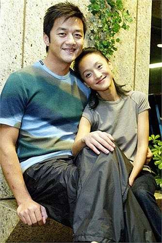 Cũng trong năm 2001, Châu Tấn gặp Lý Á Bằng trên phim trường phiên bản Anh hùng xạ điêu của nhà sản xuất Trương Kỷ Trung. Một lần nữa, trái tim nàng Hoàng Dung lại đổi thay, rơi vào lưới tình của chàng Quách Tĩnh. Chuyện tình nhanh như tia chớp gây chấn động giới nghệ thuật Đại lục vì khi đó Lý Á Bằng đang có bạn gái là nữ diễn viên Cù Dĩnh, khiến cô này xông vào phim trường khóc hết nước mắt. Tưởng mọi thứ đã được số phận sắp đặt, Châu Tấn đang hạnh phúc chờ ngày về làm dâu nhà họ Lý thì bất ng