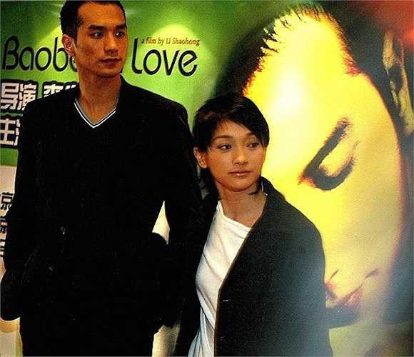 Nỗi buồi đã vơi, năm 2003, Châu Tấn và Huỳnh Giác cảm mến nhau khi đóng cặp trong bộ phim Bảo bối đang yêu. Tuy nhiên, mối tình này cũng kết thúc sớm, có tin đồn nàng phát hiện chàng… đồng tính. 