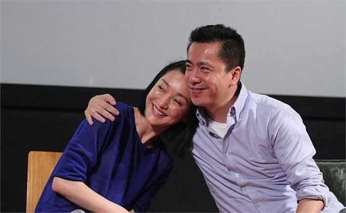 Là hoa đán của Tập đoàn giải trí Hoa Nghị Huynh Đệ nên đương nhiên Châu Tấn rất được ông chủ Vương Trung Lỗi sủng ái. Song, cách họ dành tình cảm cho nhau không bình thường, giống tình nhân hơn nên xảy ra nhiều dị nghị không hay. 