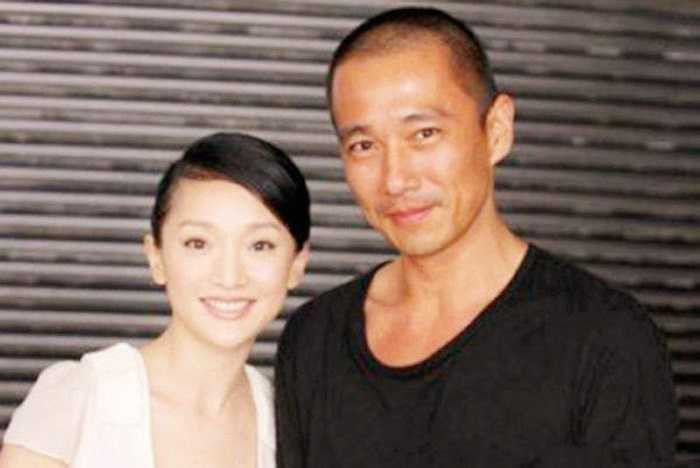 Năm 2004, Châu Tấn lên báo tuyên bố sẽ lấy chuyên gia xây dựng hình tượng Lý Đại Tề, thậm chí còn sáng tác một bản tình ca dành riêng cho chàng. Trong khi các fan nôn nao chờ đợi ngày trọng đại thì bất ngờ, chính Châu Tấn lại tuyên bố mối tình đã chấm hết. 