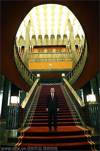 Tổng thống Thổ Nhĩ Kỳ Recep Tayyip Erdogan bên trong dinh tổng thống 