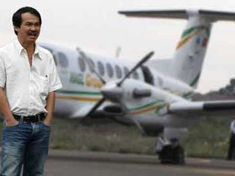 bầu Đức, đại gia, chân dài, máy bay, U19