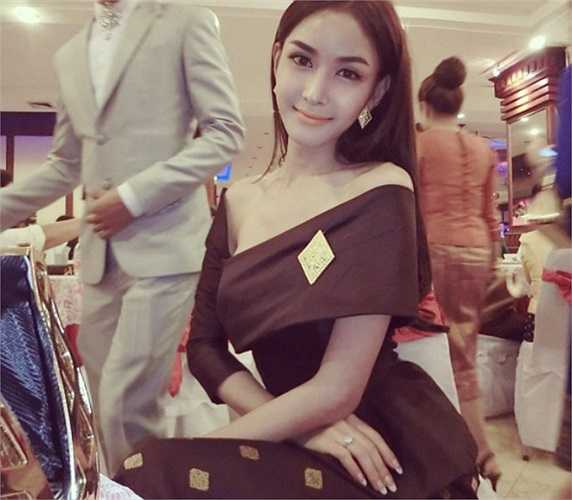 Được biết, nhân vật chính trong các bức hình có tên Piyada Inthavong, đến từ Lào.