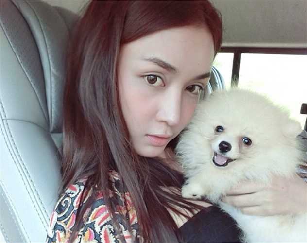 Nhờ có vẻ ngoài nữ tinh cùng phong cách ăn mặc thu hút, quyến rũ, Lingling thậm chí còn được dân mạng ví như cô nàng chuyển giới đẹp nhất thế giới.