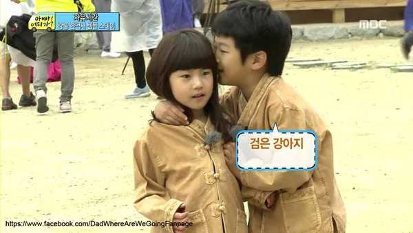 Cô bé Ji Ah được các bạn trai cùng chương trình rất quý mến.